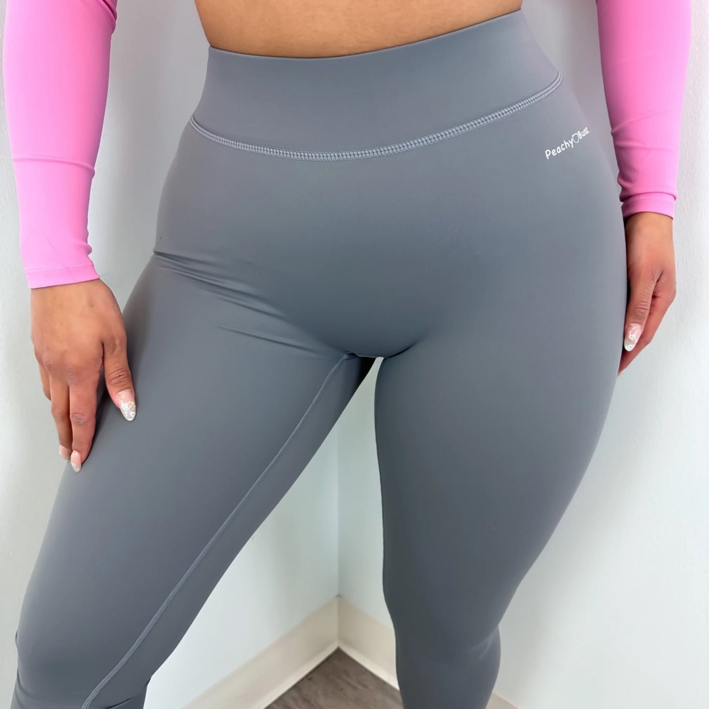 Shop peachy bunz bombshell scrunch leggings
